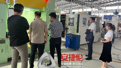 韓國(guó)橡膠減震客戶到訪參觀滾噴機(jī)噴膠機(jī)和試機(jī)打樣