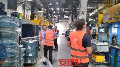 大連、巴西、臺(tái)灣客戶參觀安捷倫橡膠減震自動(dòng)噴膠機(jī)