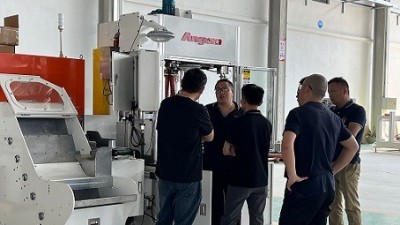 2批汽車零部件摩托車零部件客戶來(lái)訪參觀滾膠機(jī)和噴膠機(jī)